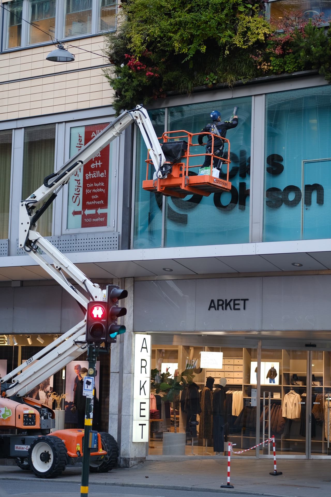 Skylift utanför Clas Ohlson butik